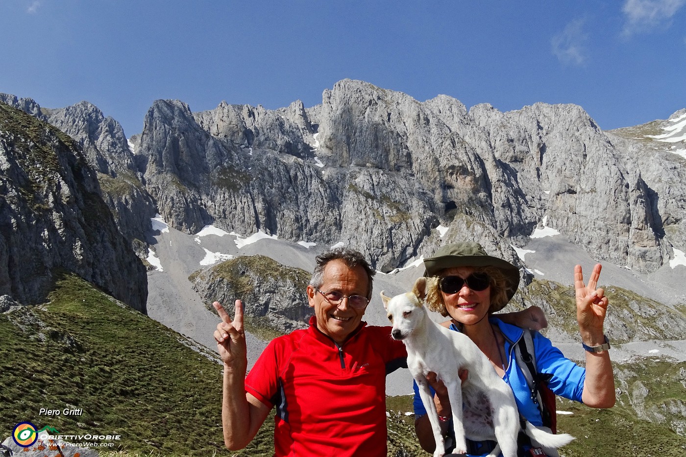 04 Al Passo di Pozzera (1926 m) con la Presolana sullo sfondo.JPG -                                